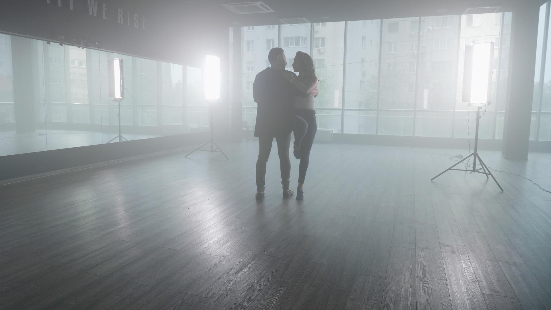 在舞蹈工作室跳舞的情侣和年轻女子分舞视频的预览图