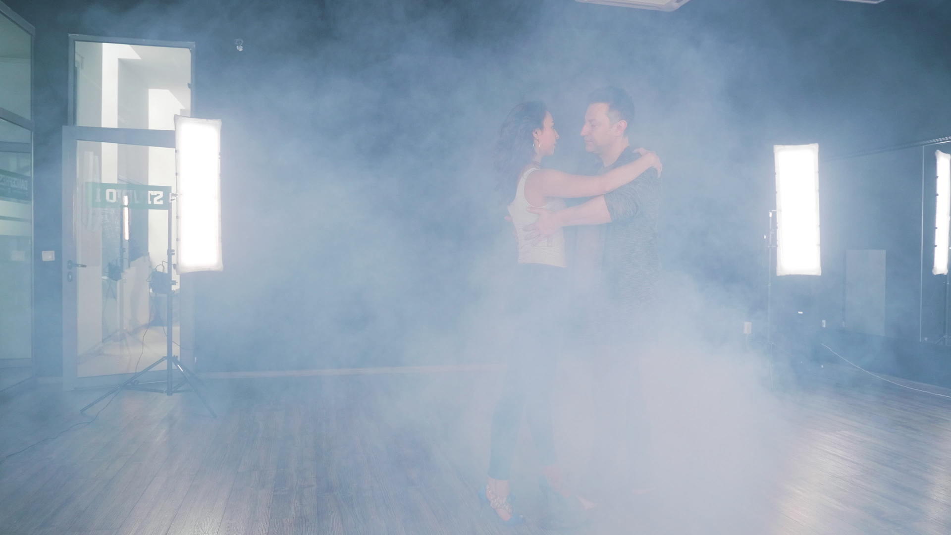 一对情侣在烟雾弥漫的舞蹈演播室里跳舞视频的预览图