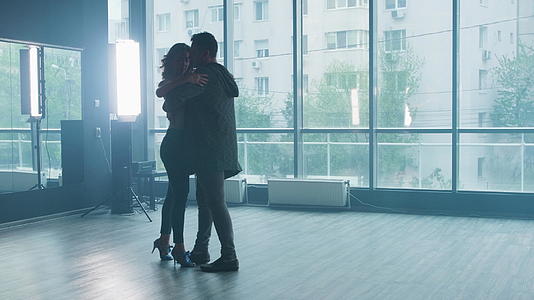 一对美丽的夫妇在舞蹈工作室唱歌Kizomba舞蹈元素视频的预览图