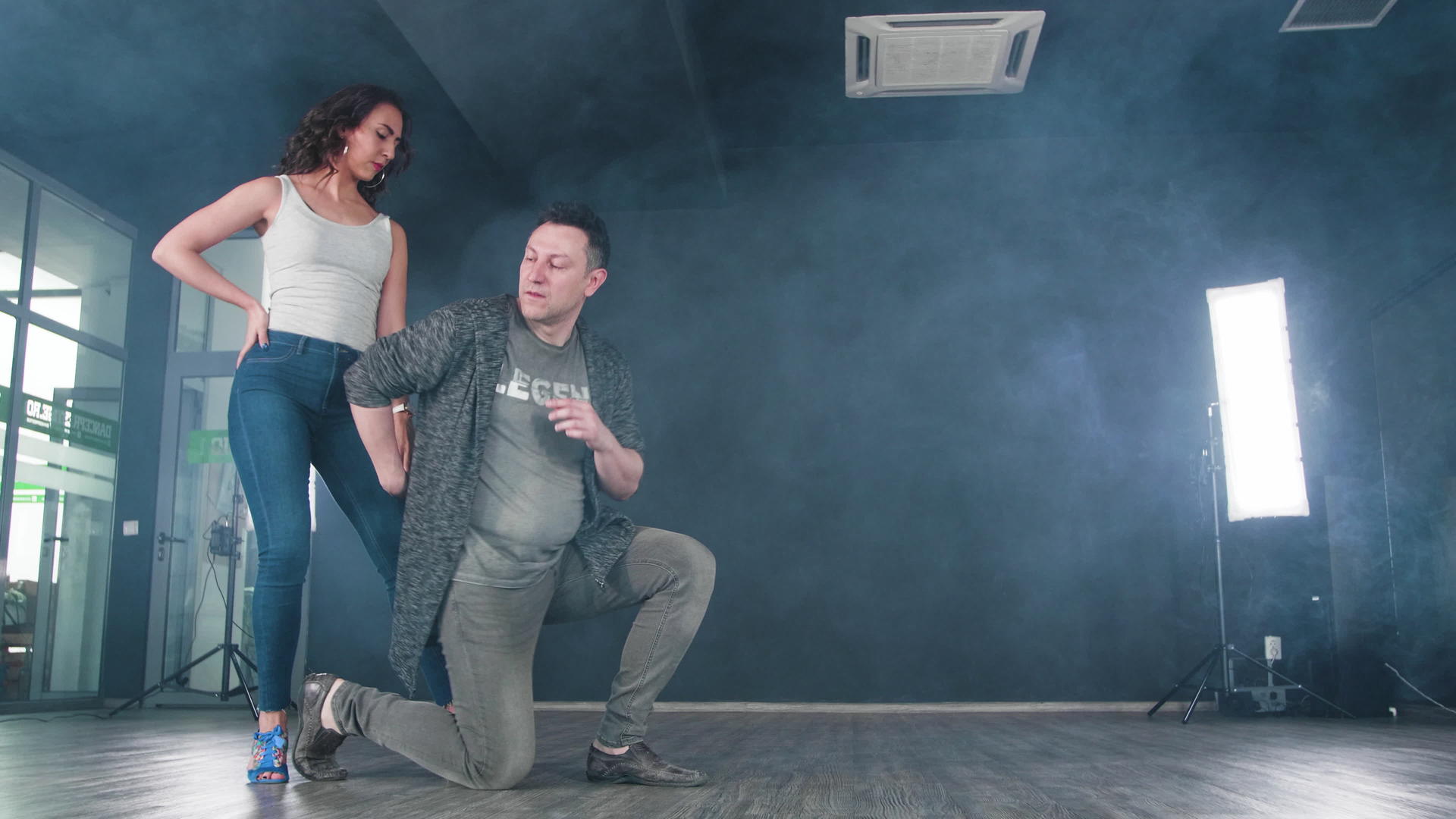一个男人和一个性感的女人在舞蹈室里跳舞Kizomba视频的预览图