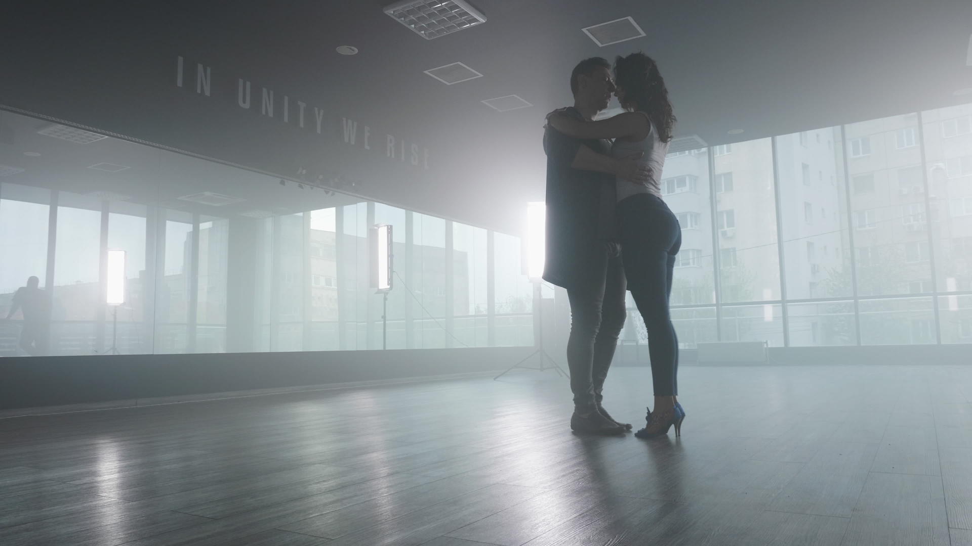 两个舞伴跳舞Kizomba舞的休眠视频的预览图