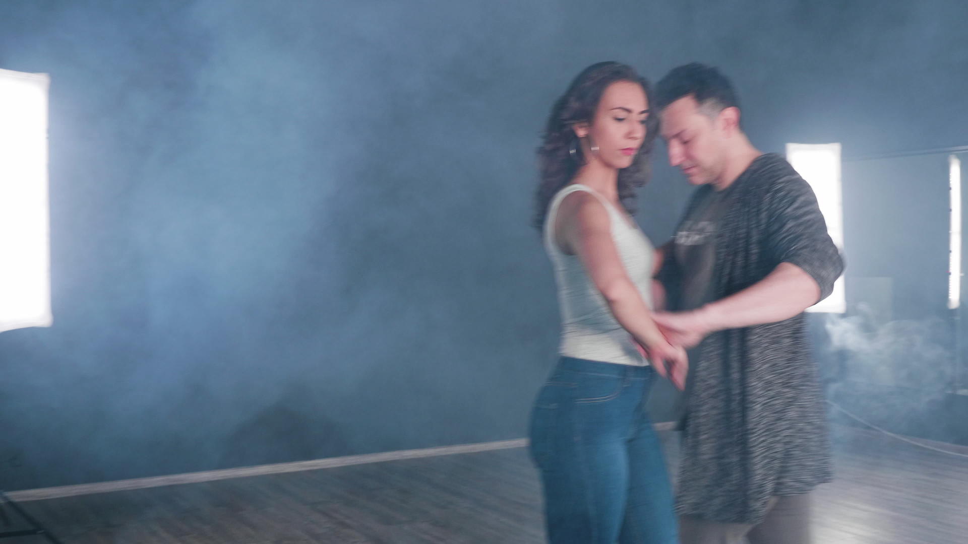 中年男子和年轻女子在舞蹈工作室跳巴沙塔舞视频的预览图