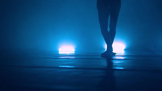 年轻酷女舞女在夜总会和灯光下跳舞视频的预览图