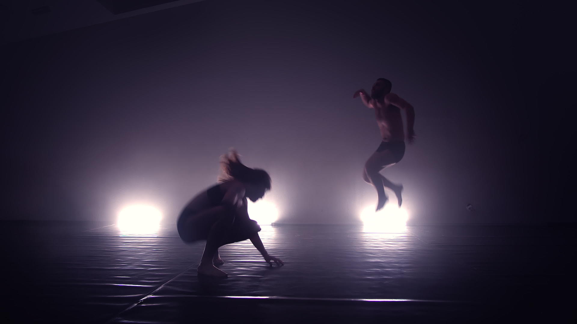 熟练的舞者在地板上的工作室练习现代舞现代舞工作室视频的预览图
