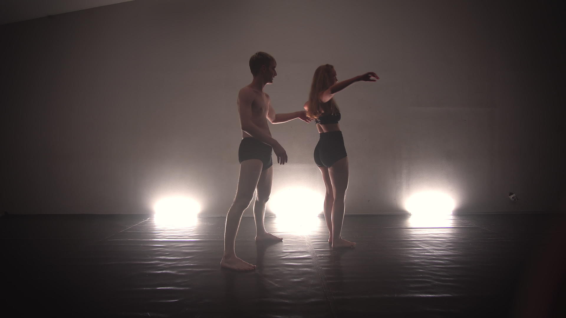 现代当代舞蹈编舞在舞蹈演播室的烟雾中跳舞视频的预览图