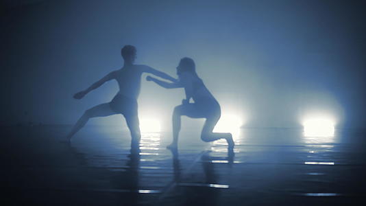 浪漫专业芭蕾舞伴郎在黑暗舞台上练习运动视频的预览图