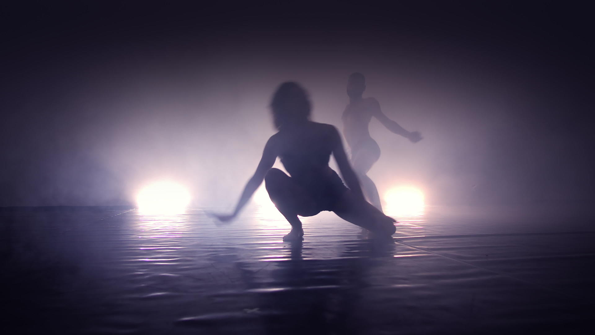 现代芭蕾舞由夫妇在烟熏工作室表演视频的预览图