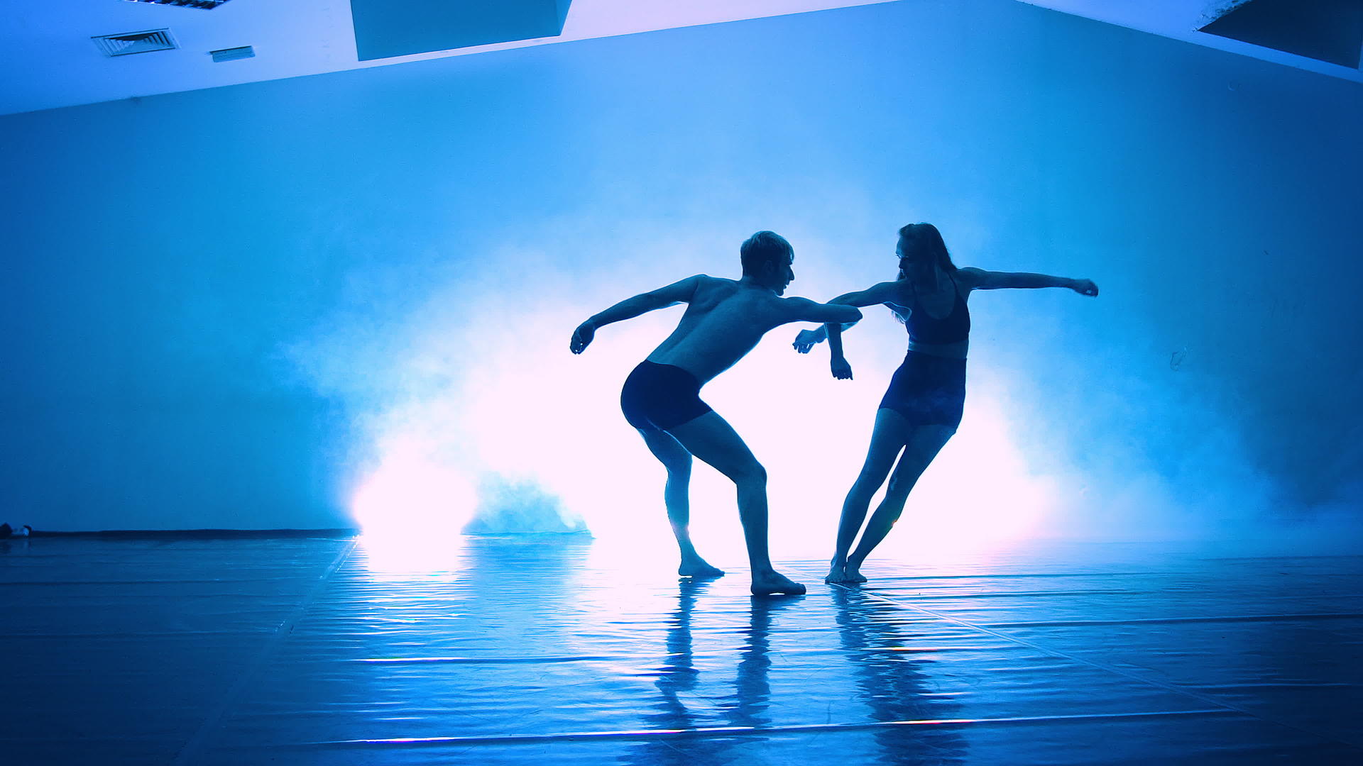 在聚光灯的横梁上用黑色背景练习舞蹈元素校对Portnoy视频的预览图