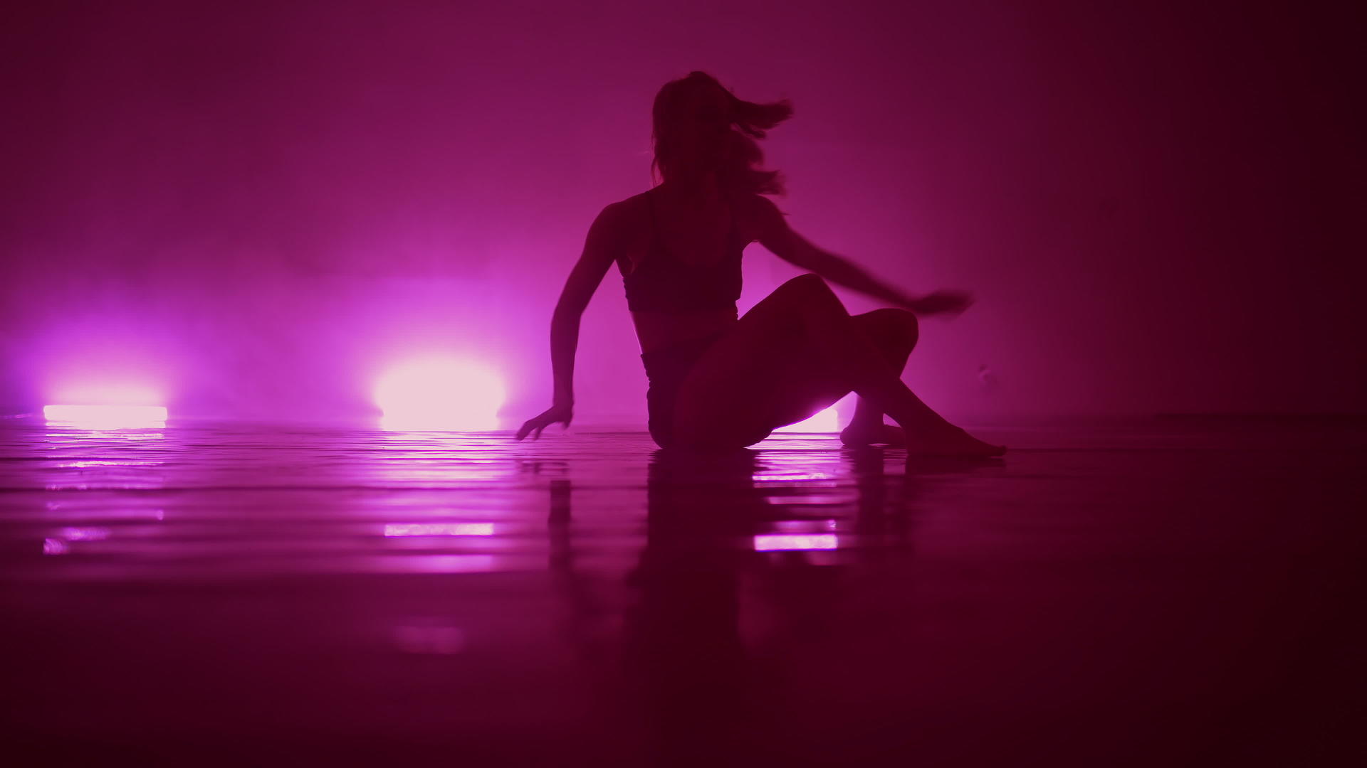 性感情感的现代自由式芭蕾舞团视频的预览图