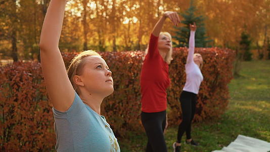 秋季公园季公园训练舞蹈健身女性在城市公园的户外课上视频的预览图