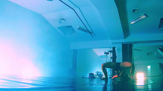 黑暗时空交响乐伴随着现代芭蕾舞和当代舞蹈的概念和灯光视频的预览图