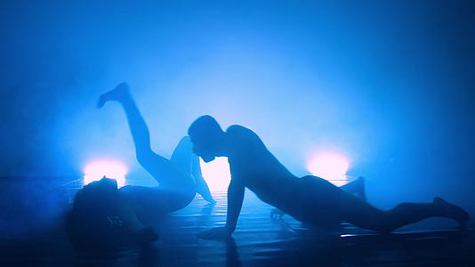 专业芭蕾舞夫妇在聚光灯下跳舞在大舞台上抽烟视频的预览图