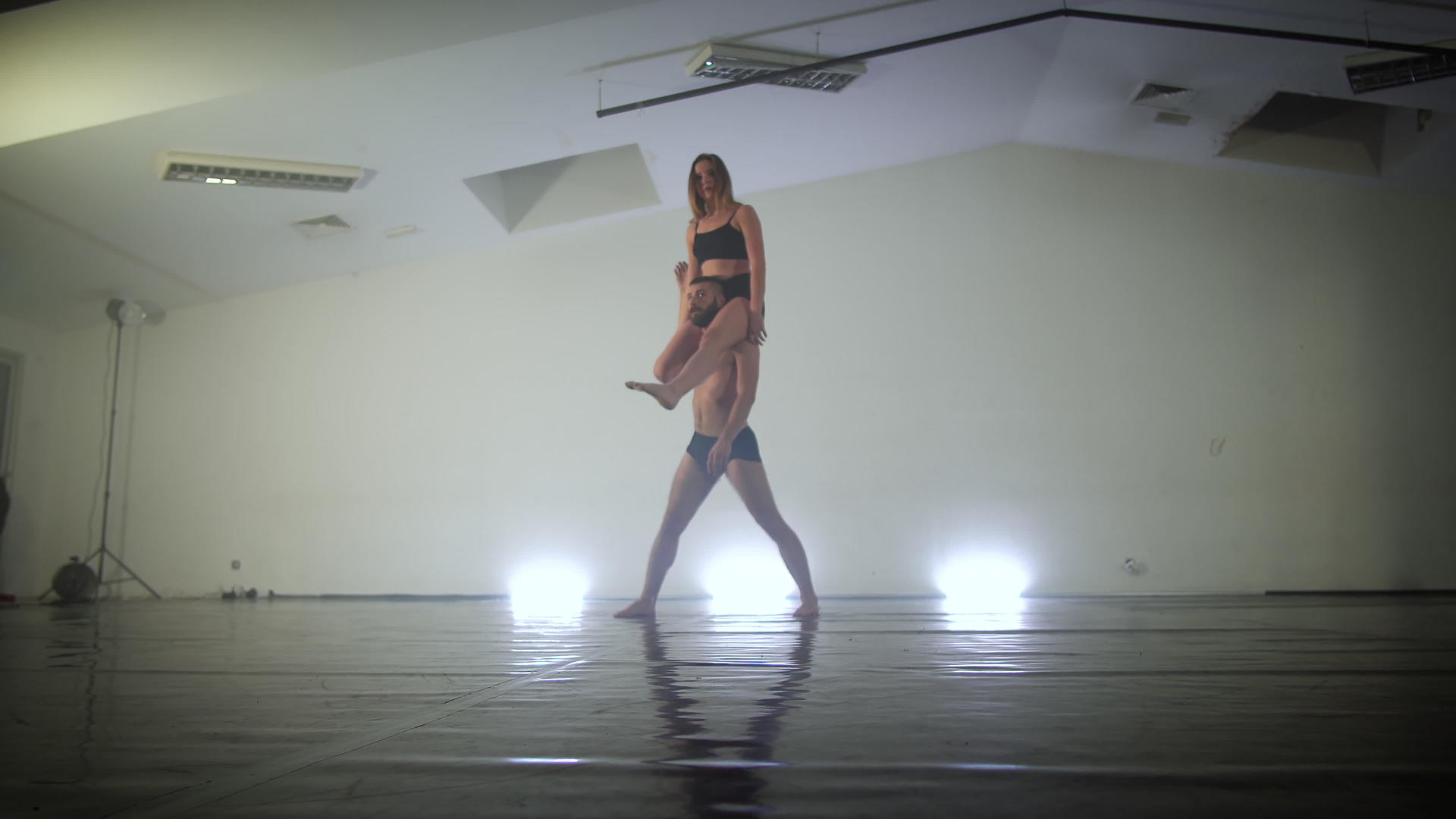 在黑暗背景和复制空间中跳舞的性感舞者视频的预览图