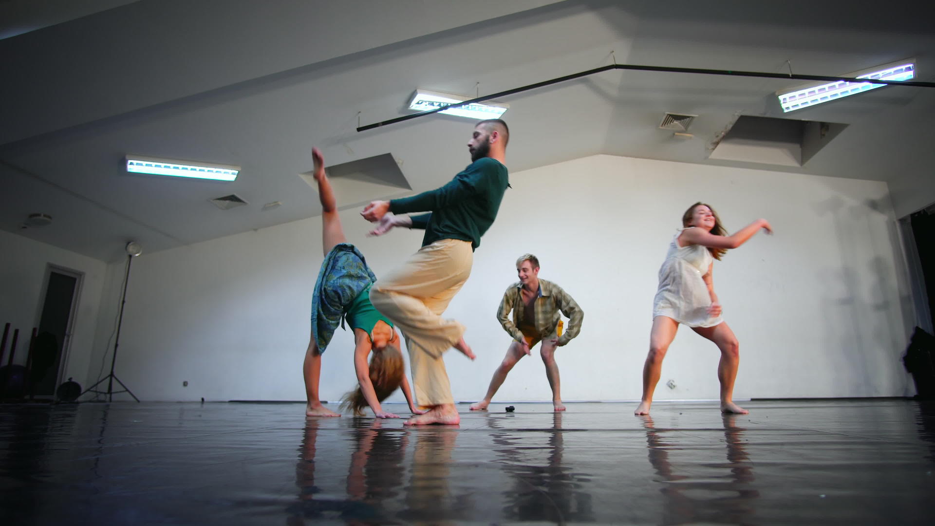 现代芭蕾舞演员训练组视频的预览图