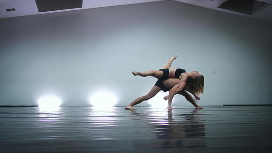 两对现代舞者表演不同动作的室内演播室视频的预览图