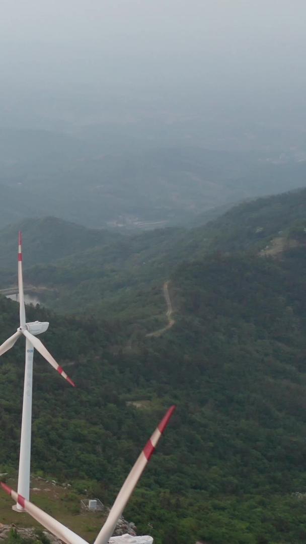 山顶风电场和山顶自然风光视频的预览图