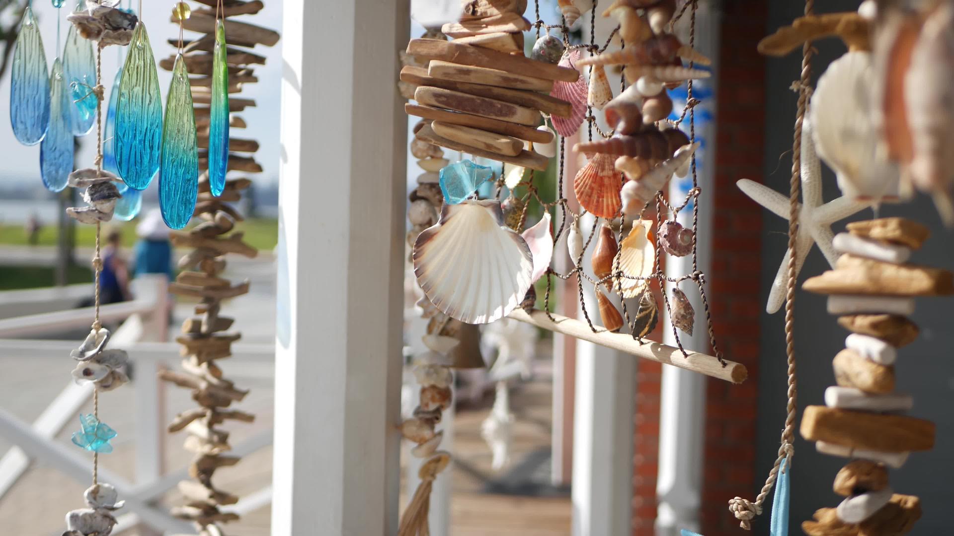 海上风格的挂贝壳装饰海边蓝色木制度假屋美国加州视频的预览图
