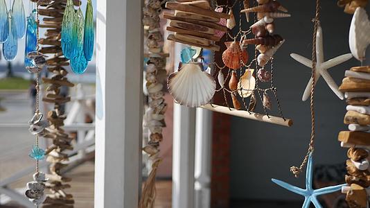 海上风格的挂贝壳装饰海边蓝色木制度假屋美国加州视频的预览图