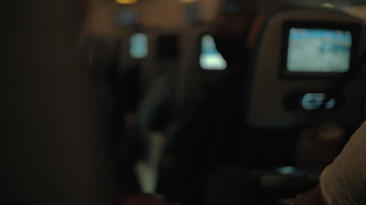 夜间飞行时乘客乘坐飞机机舱视频的预览图