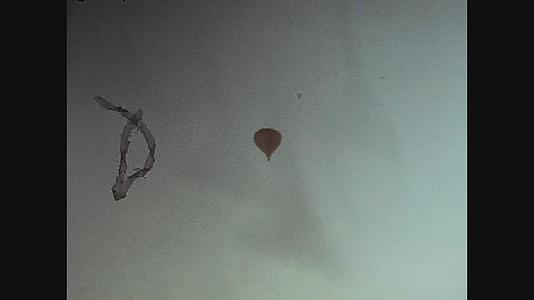 1979年飞行中的热气球视频的预览图
