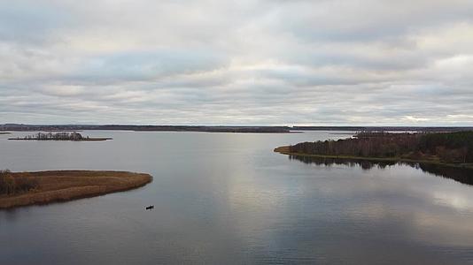 无人驾驶飞机飞越美丽的风景湖泊视频的预览图