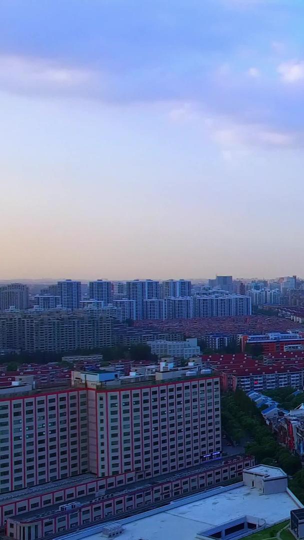 清晨航拍上海城市天际线视频的预览图