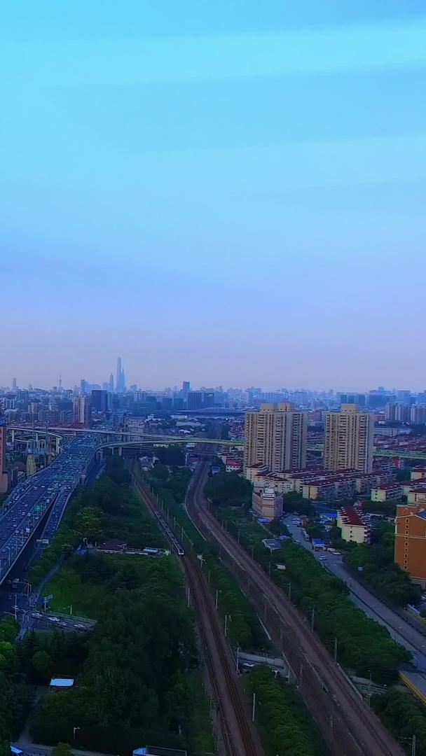 清晨航拍上海城市天际线视频的预览图