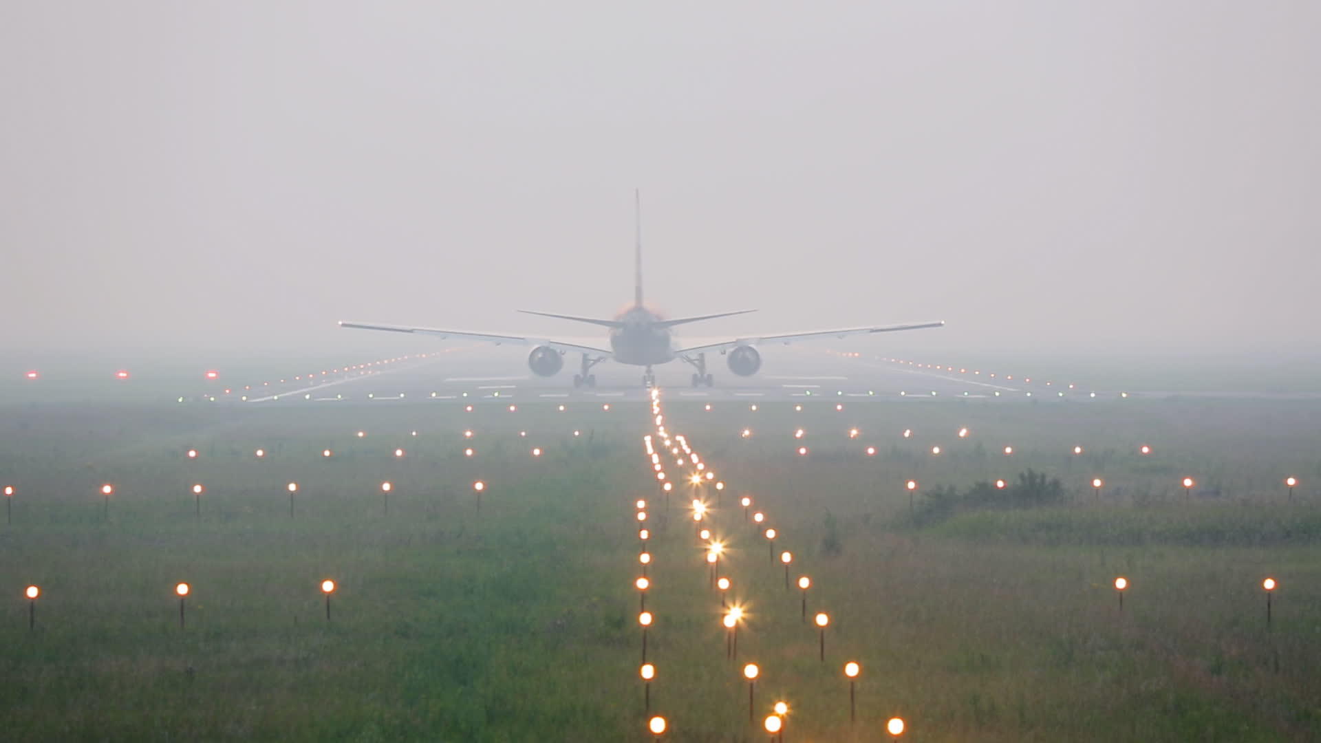 飞机在雾中的跑道上视频的预览图