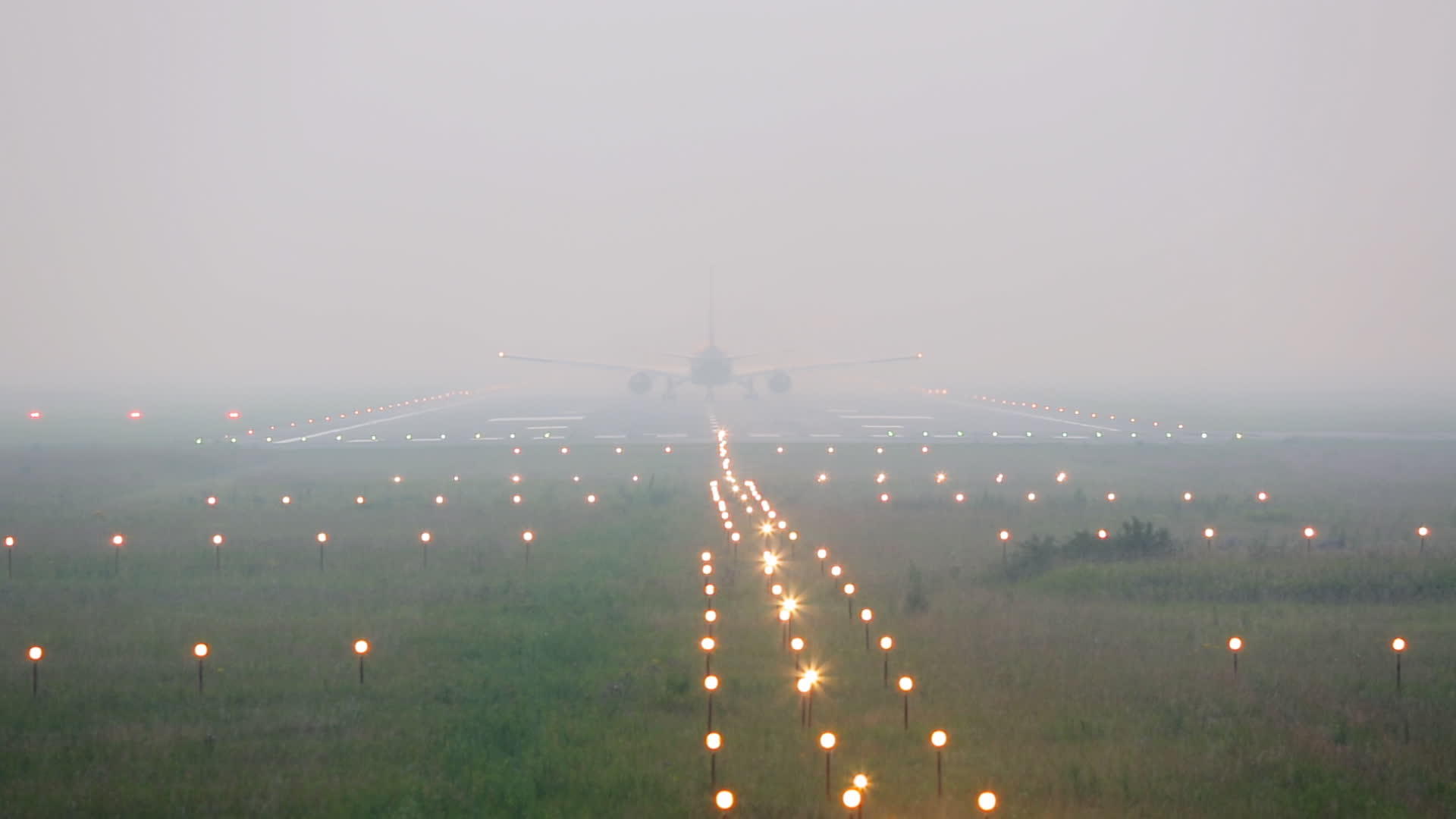 飞机在雾中的跑道上视频的预览图