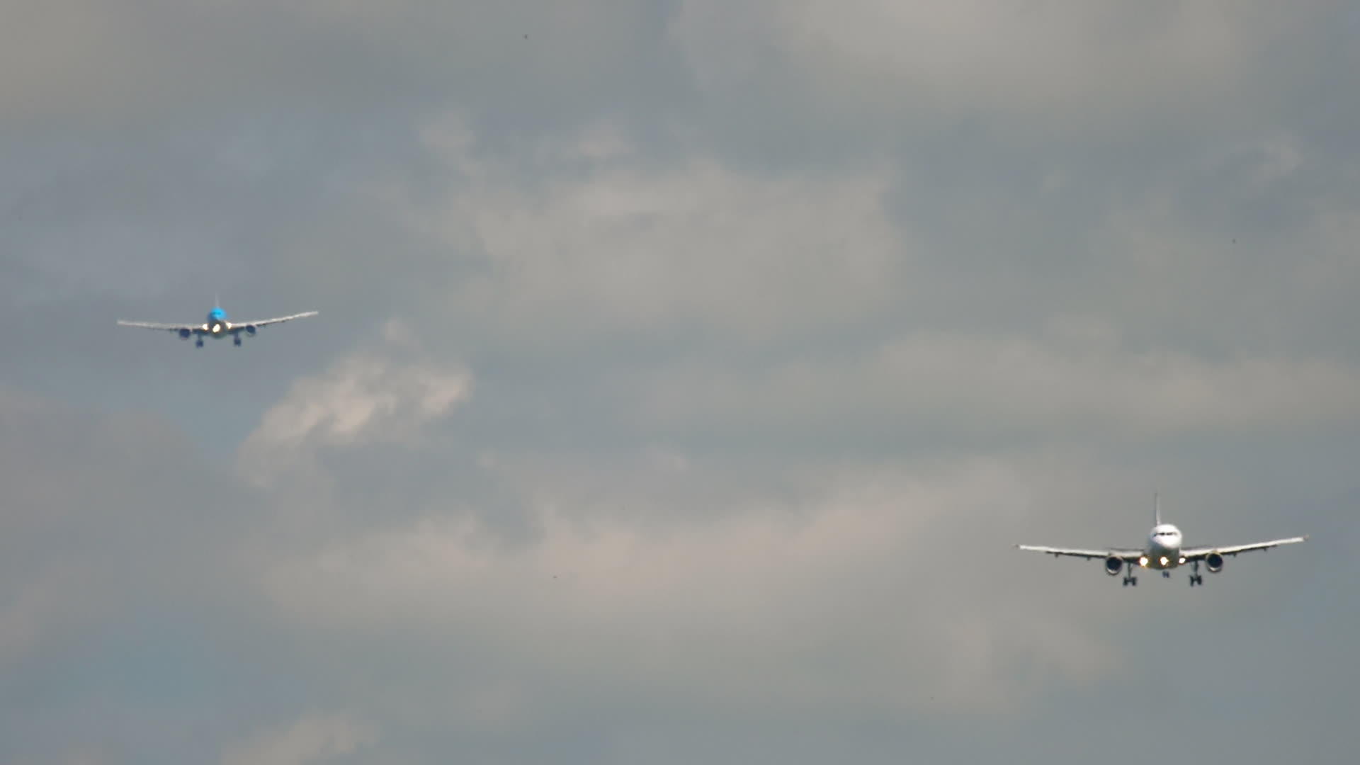 降落前接近飞机的飞机视频的预览图