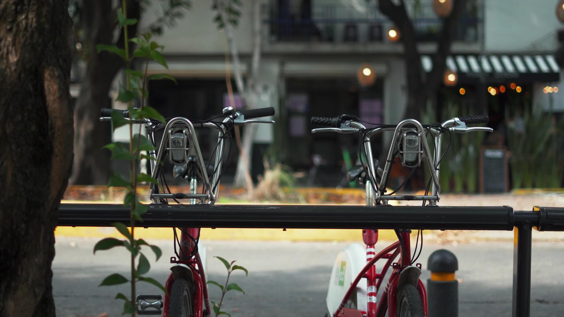 两辆公共自行车停在街上视频的预览图