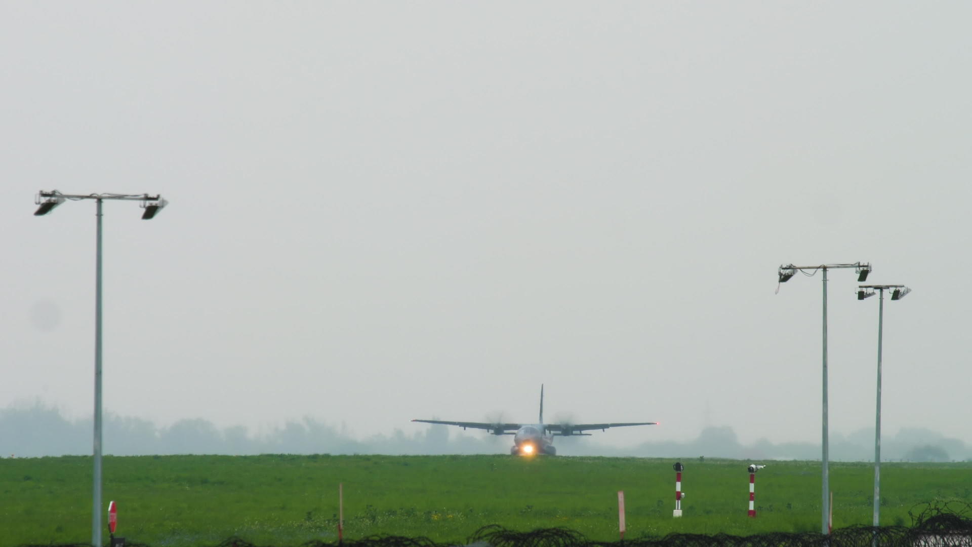 雨季降落的军用运输机视频的预览图