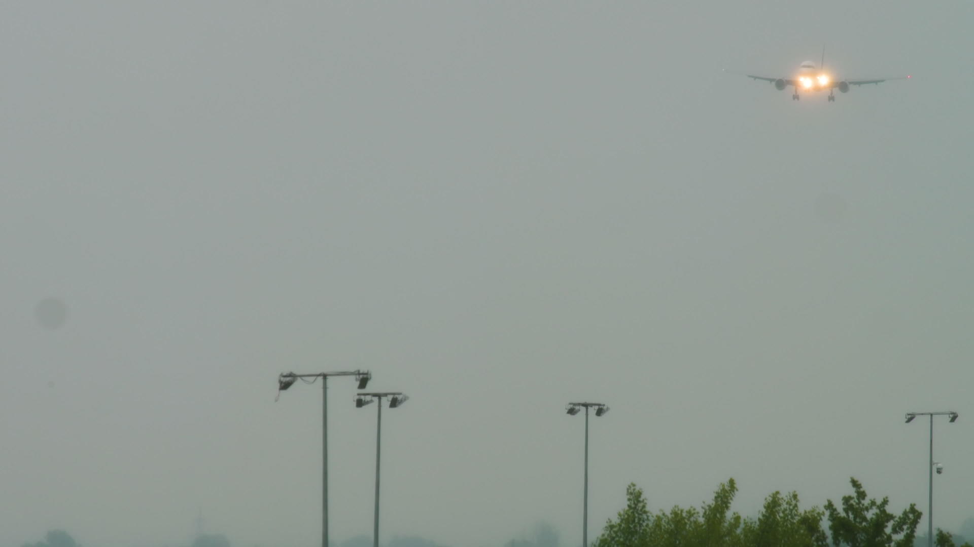 喷气式飞机在雨天降落视频的预览图