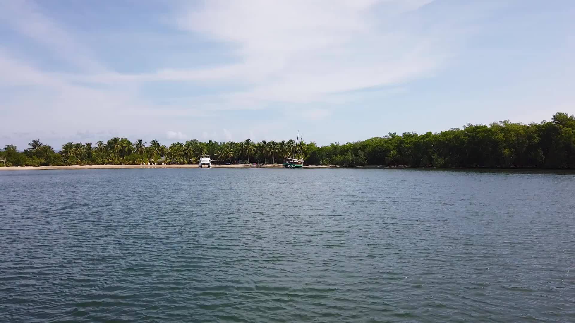 乘坐快艇穿越宁静美丽的大海视频的预览图