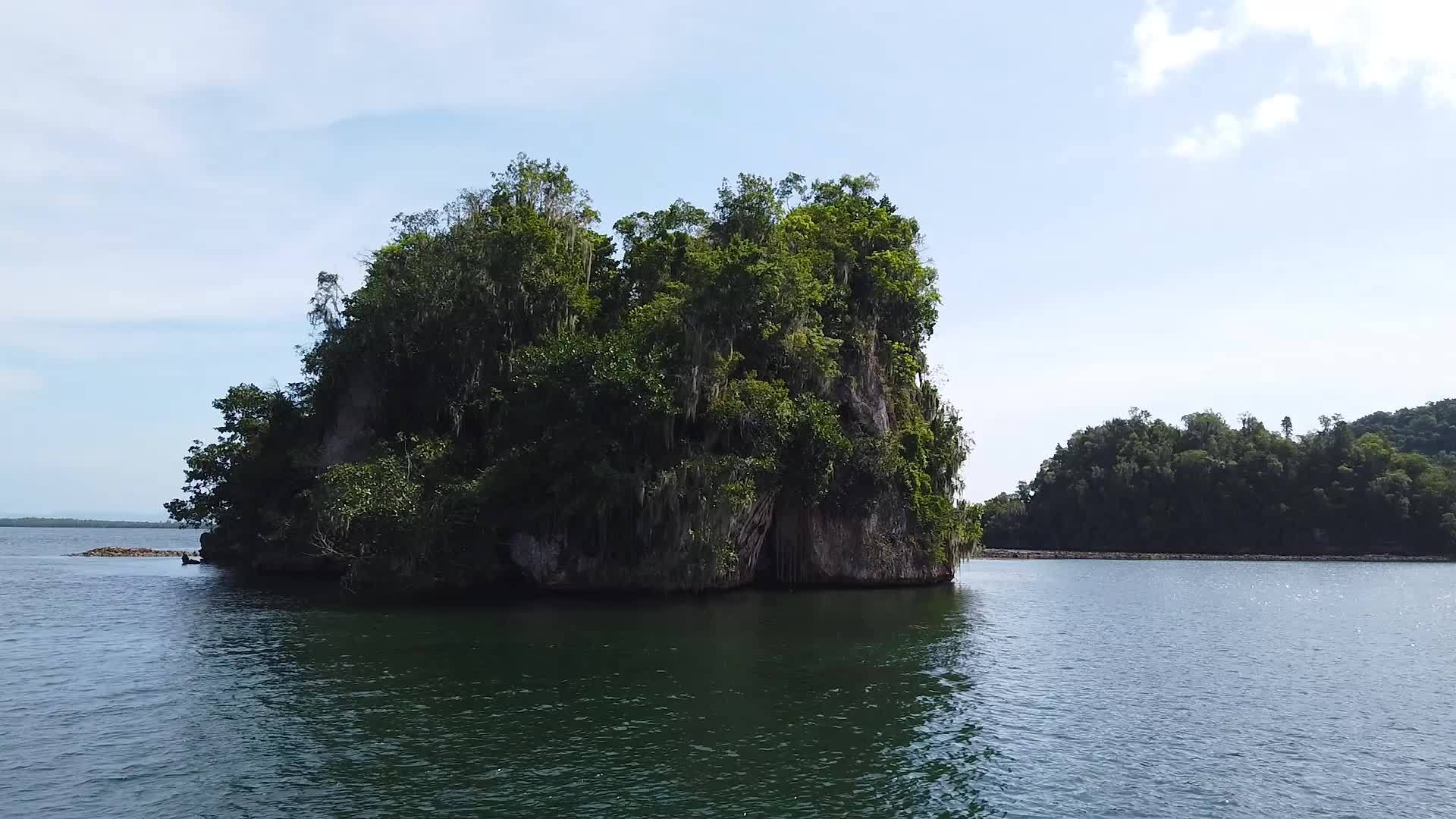 在无人居住的岛屿周围安静美丽的海洋上乘坐快艇视频的预览图