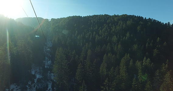 从Gondola小木屋滑雪电梯运送人到山上滑雪坡视频的预览图
