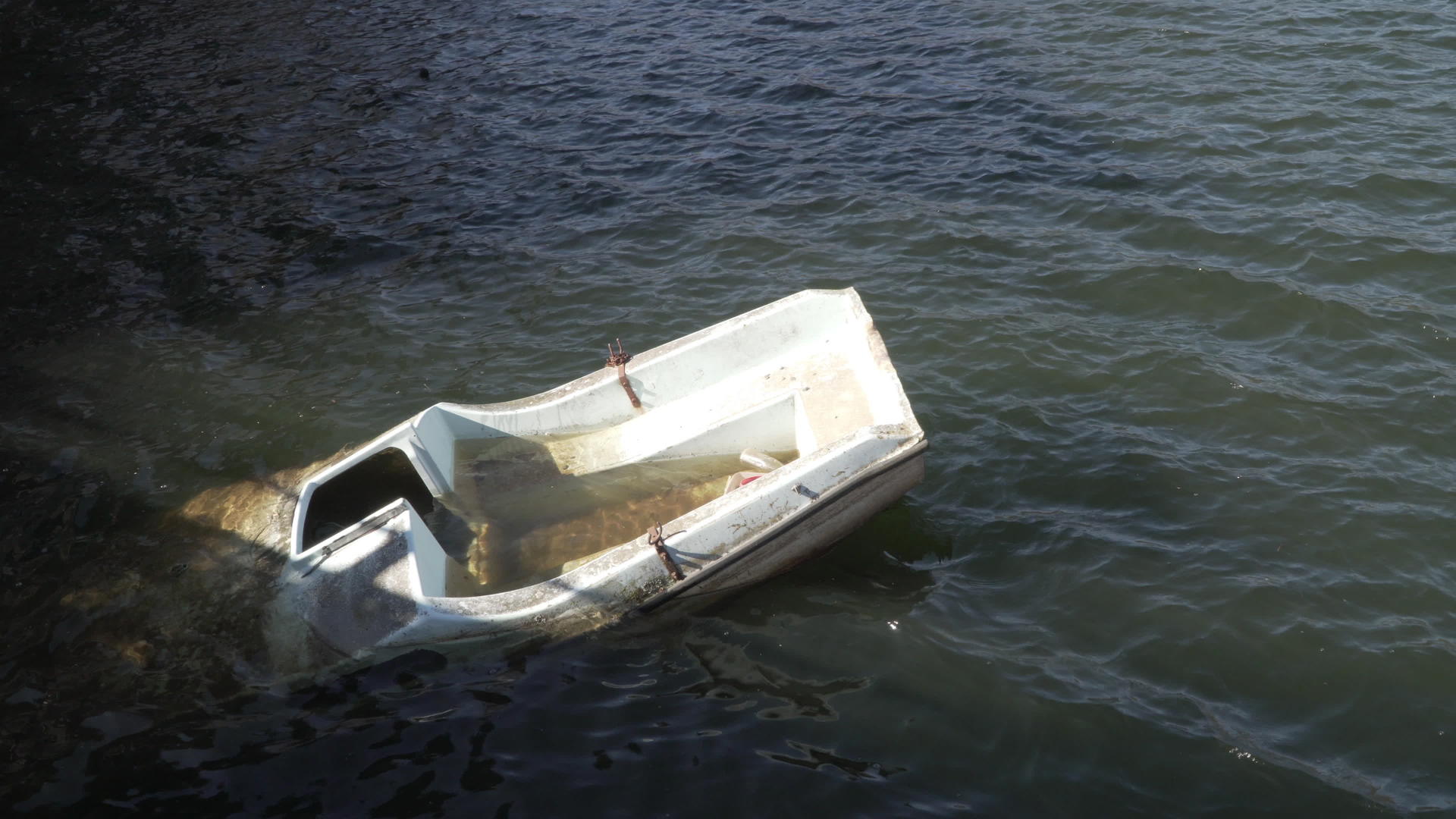 沉溺于湖中充满水的船只视频的预览图