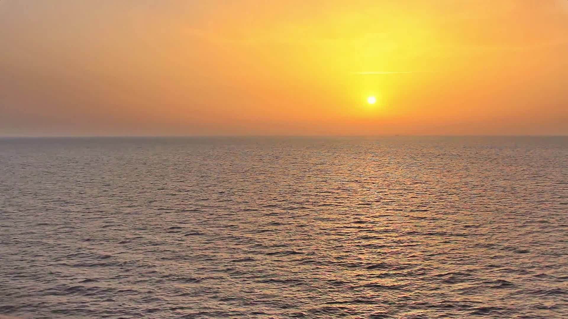 从一艘航行船上你可以看到壮观的日落景色视频的预览图