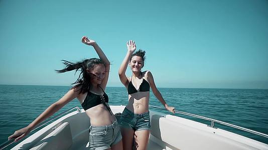 两个美丽的女孩享受在船上跳舞的旅程视频的预览图