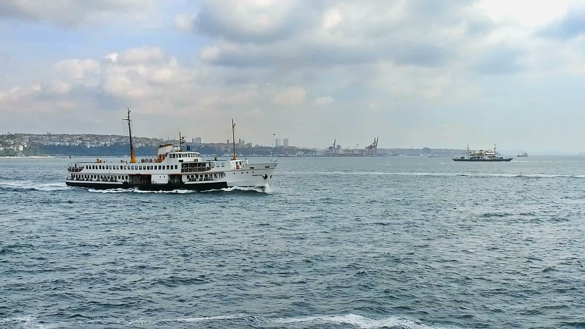 通过博斯普鲁斯海峡的伊斯坦布尔渡轮视频的预览图