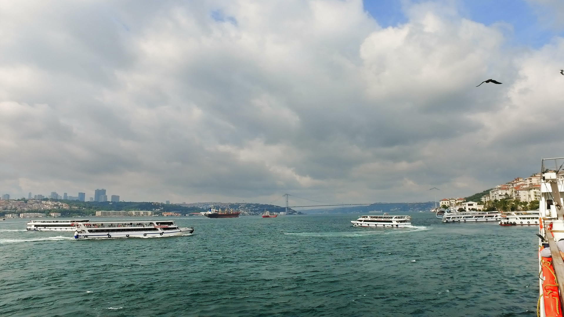 普鲁斯海峡的船只交通背景是一座著名的桥梁视频的预览图