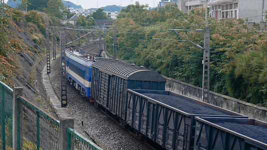4k拍摄铁路交通火车运煤视频的预览图