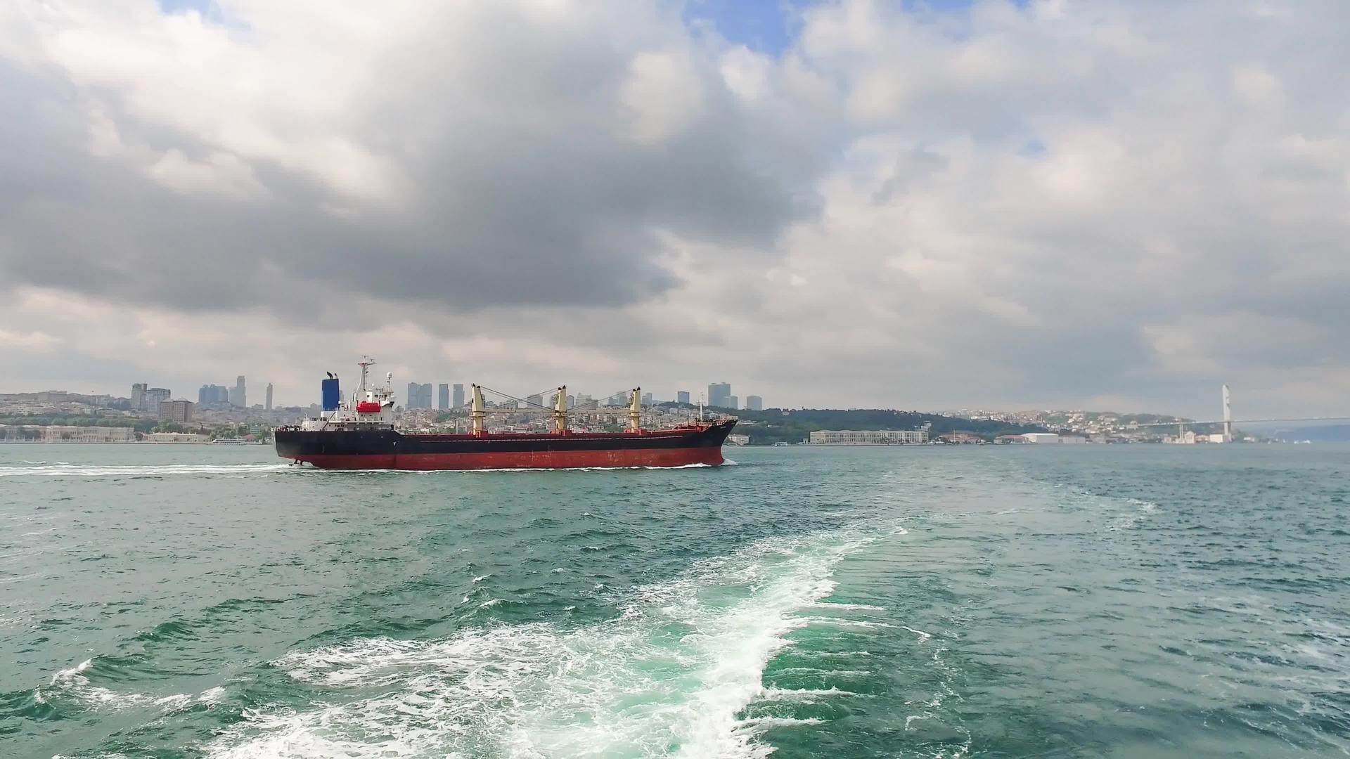 一艘超级油轮沿着伊斯丹布尔的波斯普鲁斯航行视频的预览图