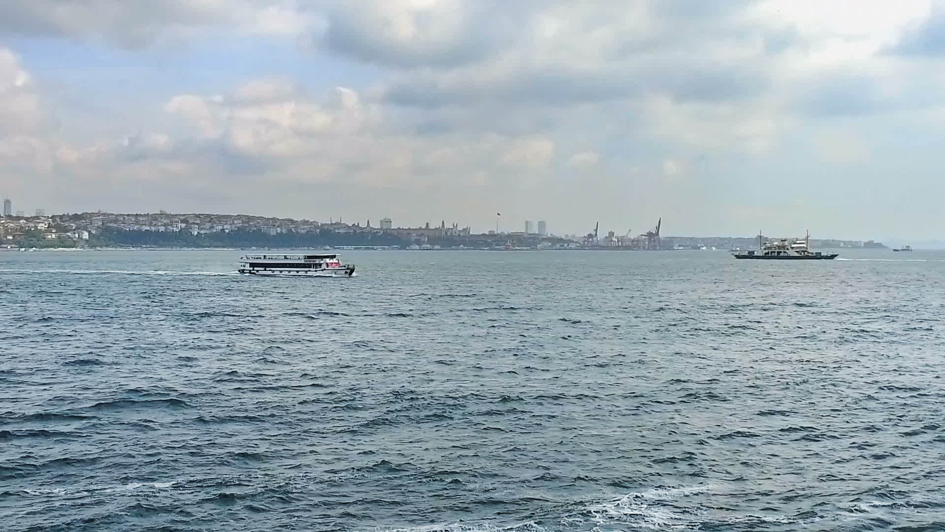 渡轮载有穿过伊斯坦布尔的双硫磷乘客视频的预览图