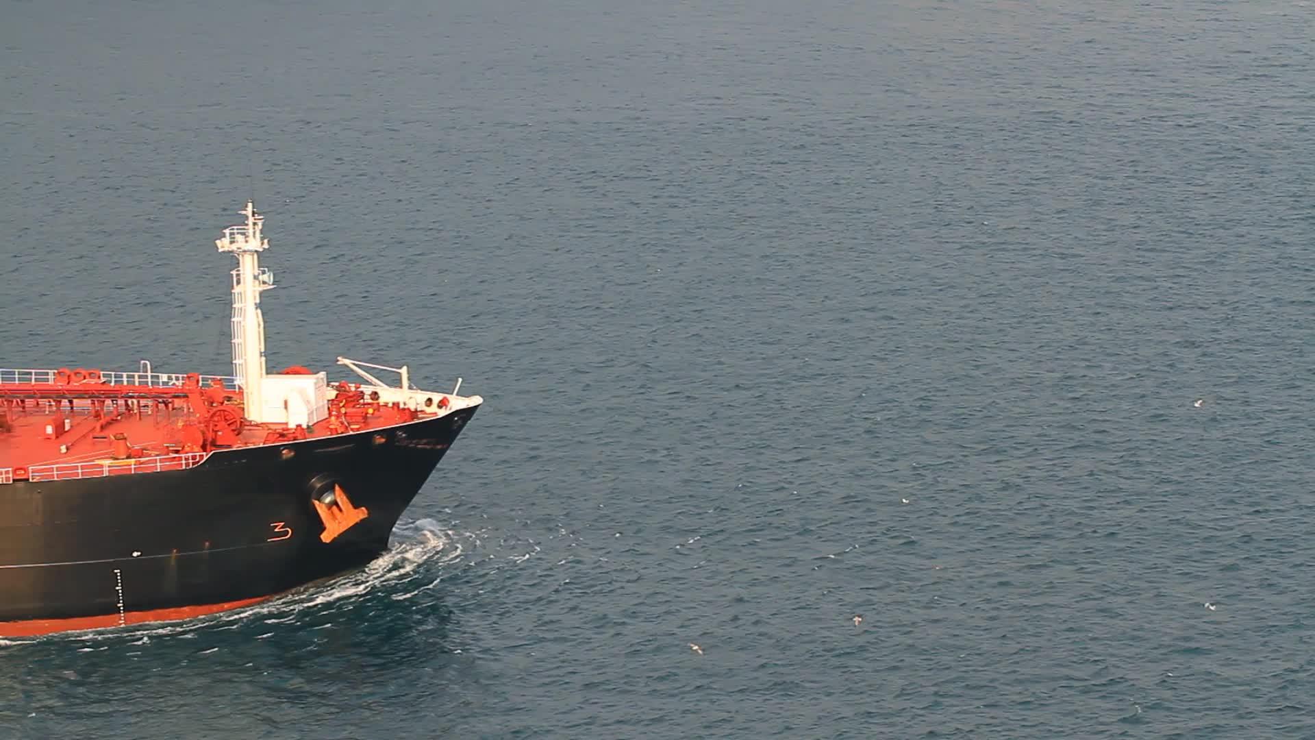 关闭一艘装满石油的原油油轮超级油轮在博斯普鲁斯海航行视频的预览图