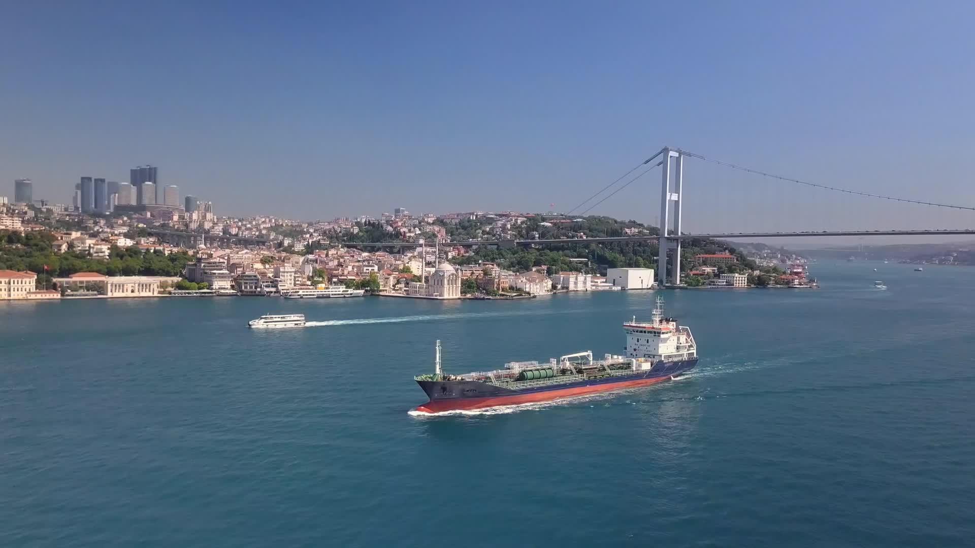 沿伊斯坦布尔市bosporus沿海航行的油轮视频的预览图