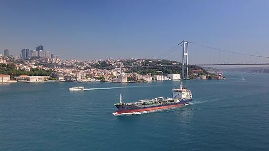沿伊斯坦布尔市bosporus沿海航行的油轮视频的预览图