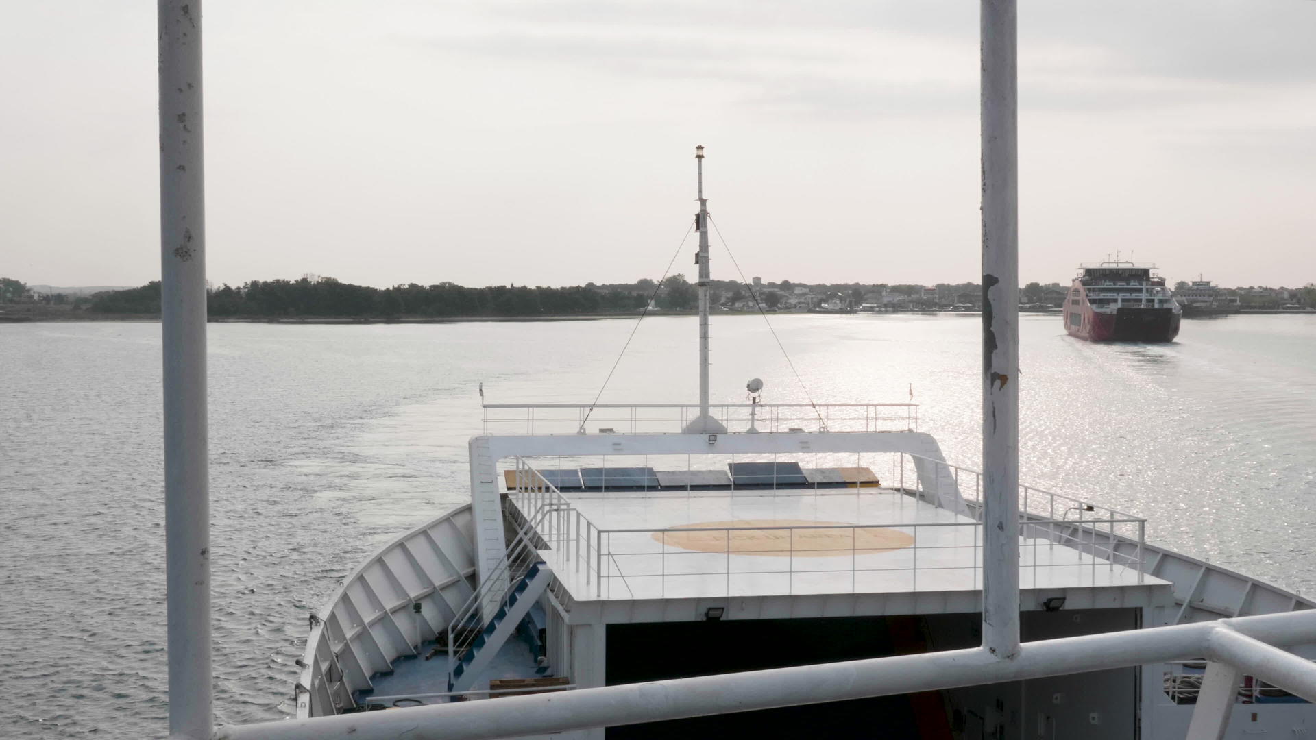 渡船和游客一起离开港口视频的预览图