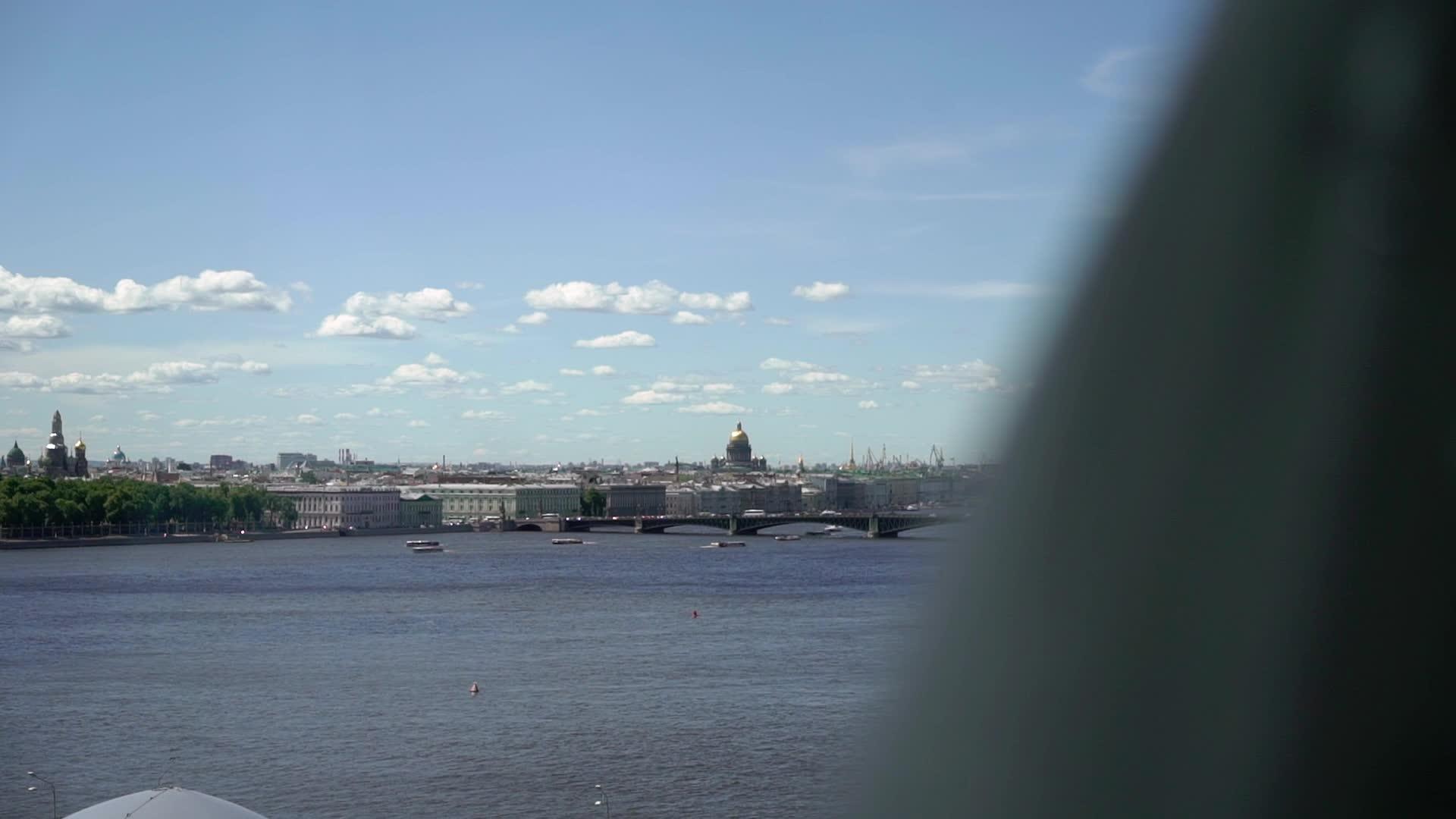 从内瓦河极光战舰博物馆和市中心的顶层看城市视频的预览图