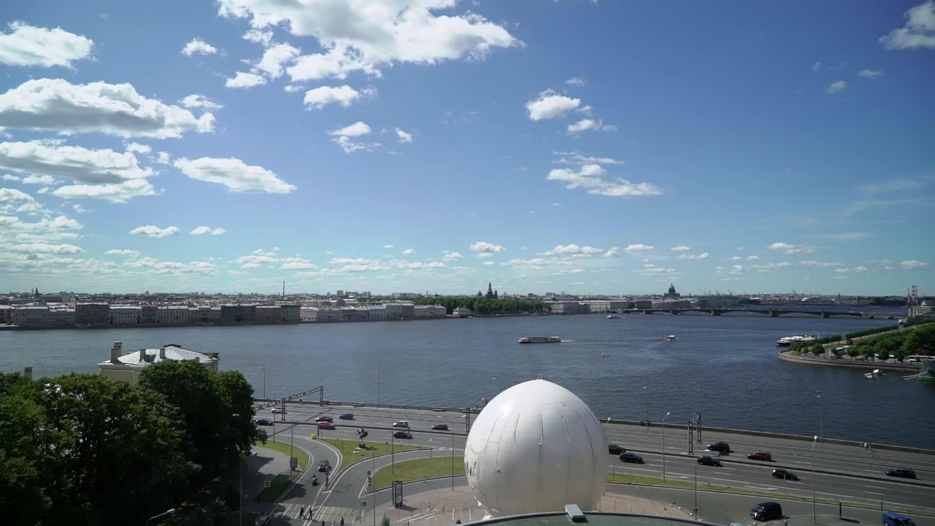 从内瓦河极光战舰博物馆和市中心的顶层看城市视频的预览图